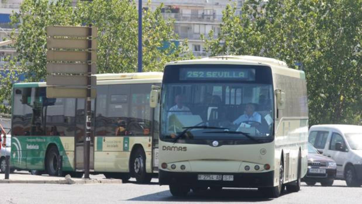 La huelga de autobuses metropolitanos afecta a once municipios del Aljarafe