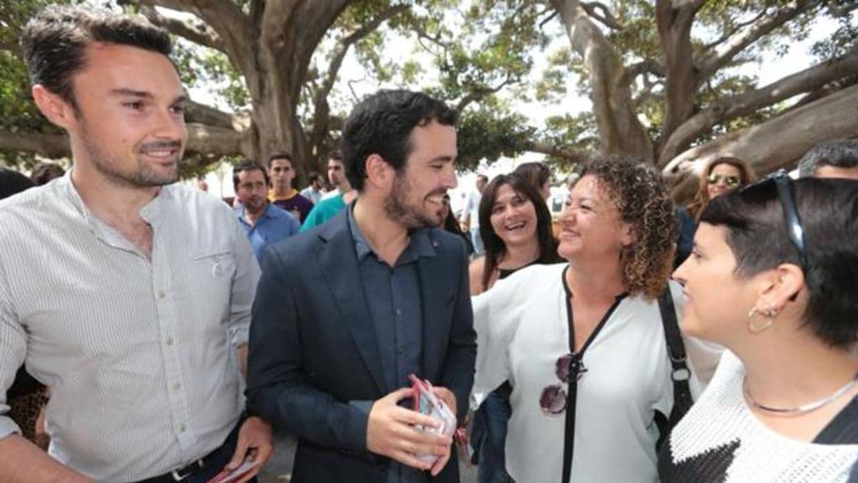 Alberto Garzón, con los concejales Martín Vila y Eva Tubío en una imagen de 2015.