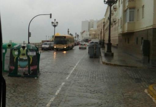 Las intensas lluvias han dejado imágenes como está en Cádiz capital