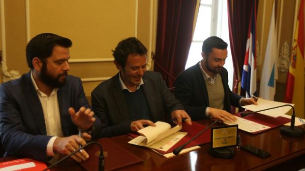 Kichi cede y firma los presupuestos para 2018 exigidos por el PSOE