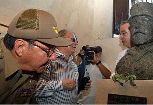El jefe del Ejército cubano, Raúl Castro, observa el busto del almirante Pascual Cervera.