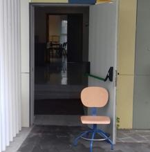 Una silla bloqueaba la puerta de emergencia para que pudieran acceder los alumnos.