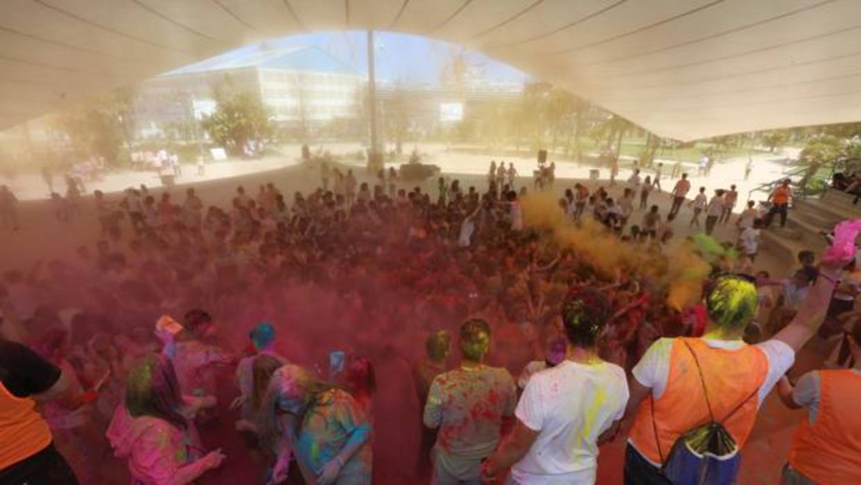 El parque Celestino Mutis acogió la tradicional carrera de colores 'Holi-run'.
