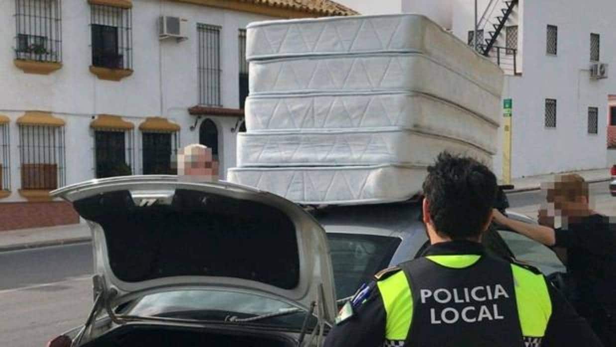La Policía Local de Castilleja ha multado a un conductor que transportaba cinco colchones sin ningún tipo de amarre