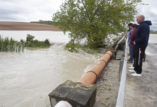 El desembalse del pantano Torre del Águila desbordó el río Salado de Morón