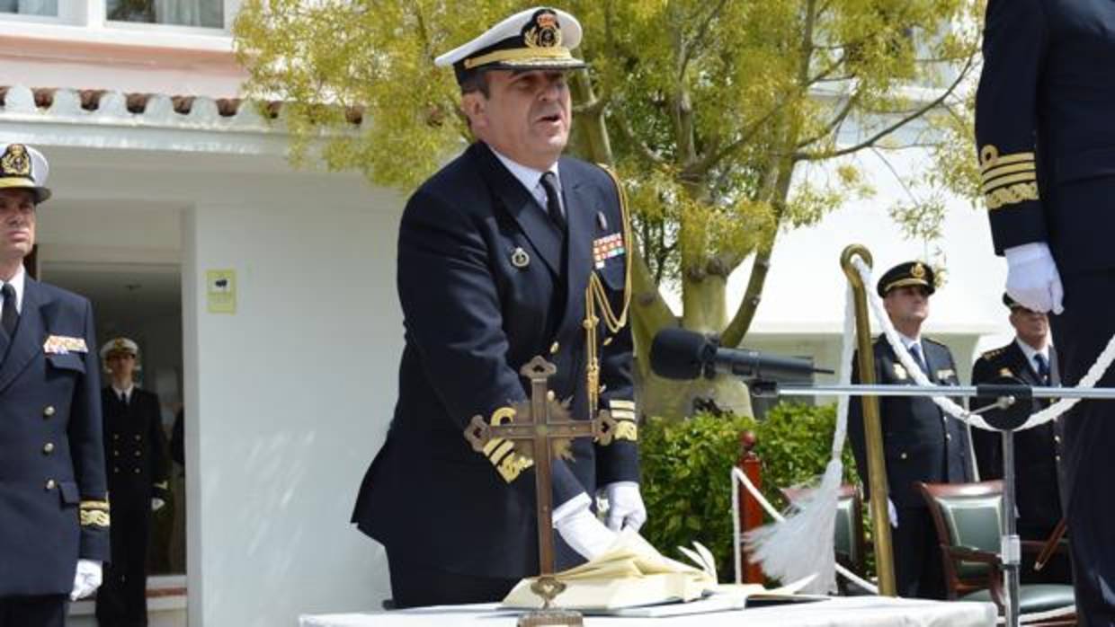 Momento en el que el vicealmirante Enrique Torres Piñeyro jura su cargo como Jefe del Arsenal de Cádiz.