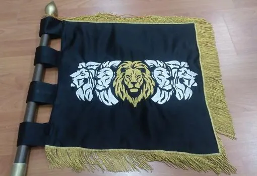 Imagen del banderín que portaron 'Los cinco leones' durante la prueba.