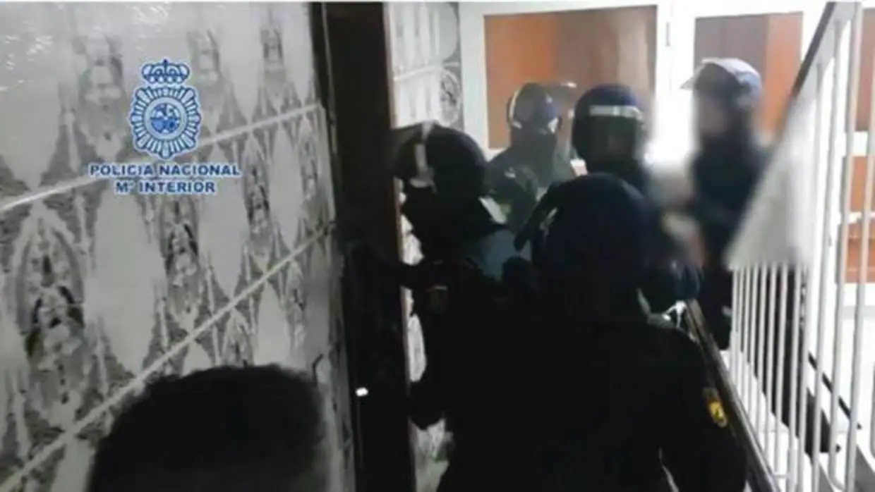 Entrada de los agentes de la Policía Nacional en la casa de la Pantoja.