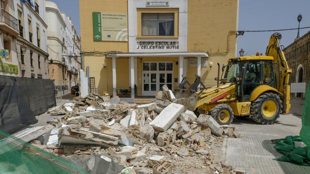 Iniciadas las obras de demolición y sustitución del cerramiento del colegio 'Celestino Mutis'