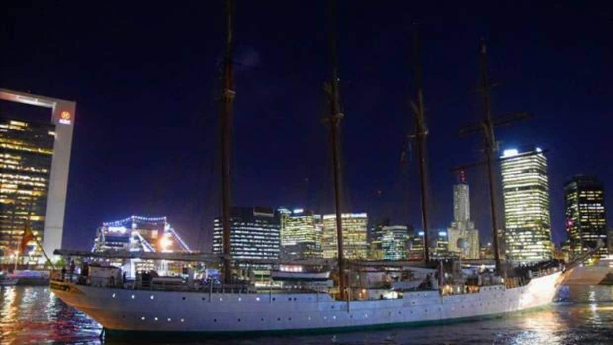 El Elcano se despide de Buenos Aires y navega en demanda de Ushuaia