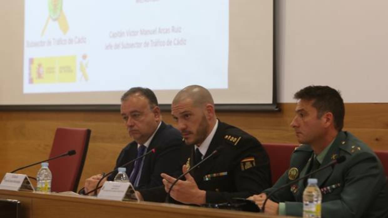 El comisario jefe de Algeciras (en el centro) y el capitán de la Guardia Civil, Víctor Arcas, ponentes en el Congreso.