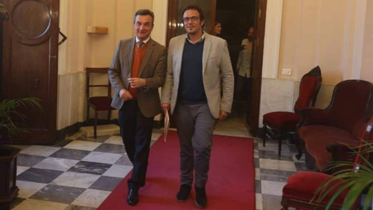 El alcalde, junto al rector, saliendo del despacho de Alcaldía.