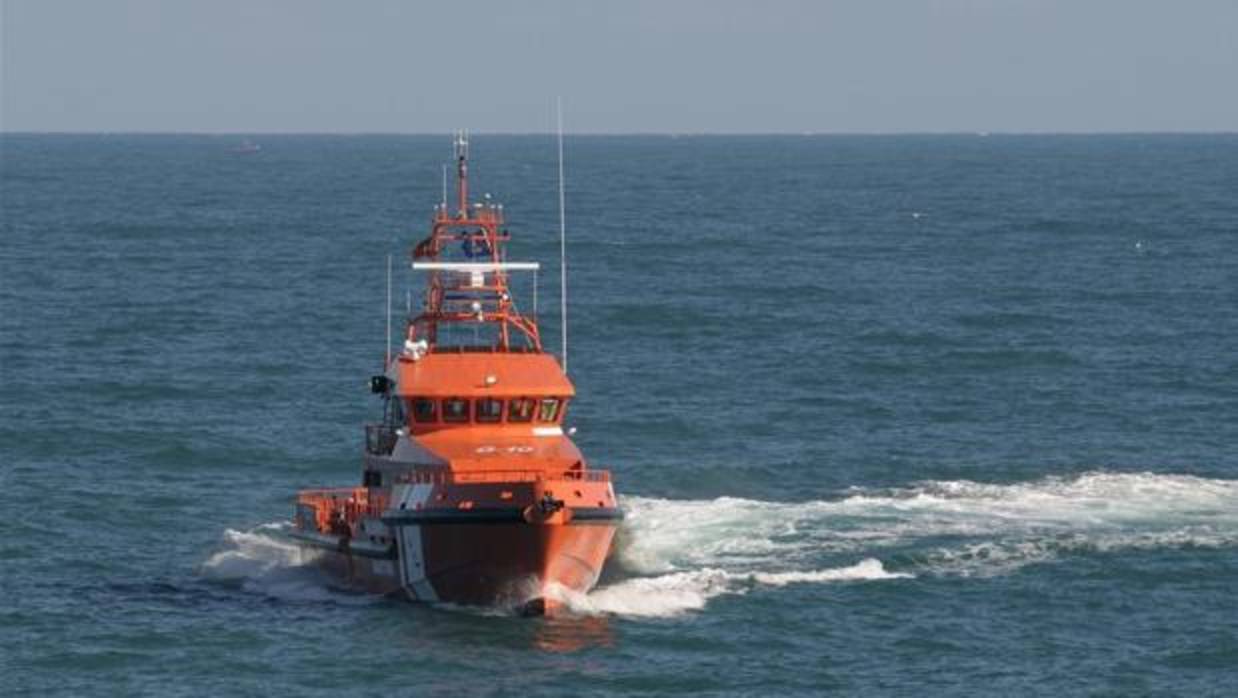 Rescatados y trasladados a Tarifa los 17 ocupantes de dos pateras buscadas en el Estrecho