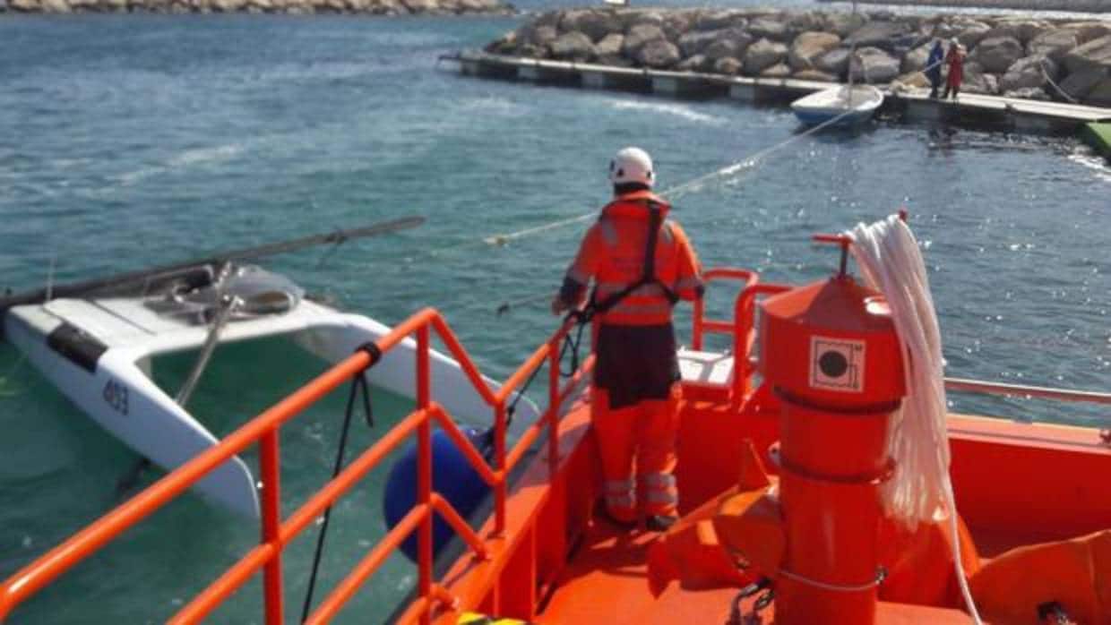 Salvamento busca una patera con cinco personas a bordo en la zona del Estrecho