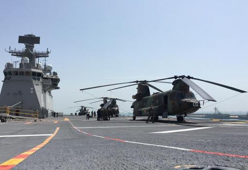 Los tres 'Chinook' ya en la cubierta de vuelo del 'Juan Carlos I'.