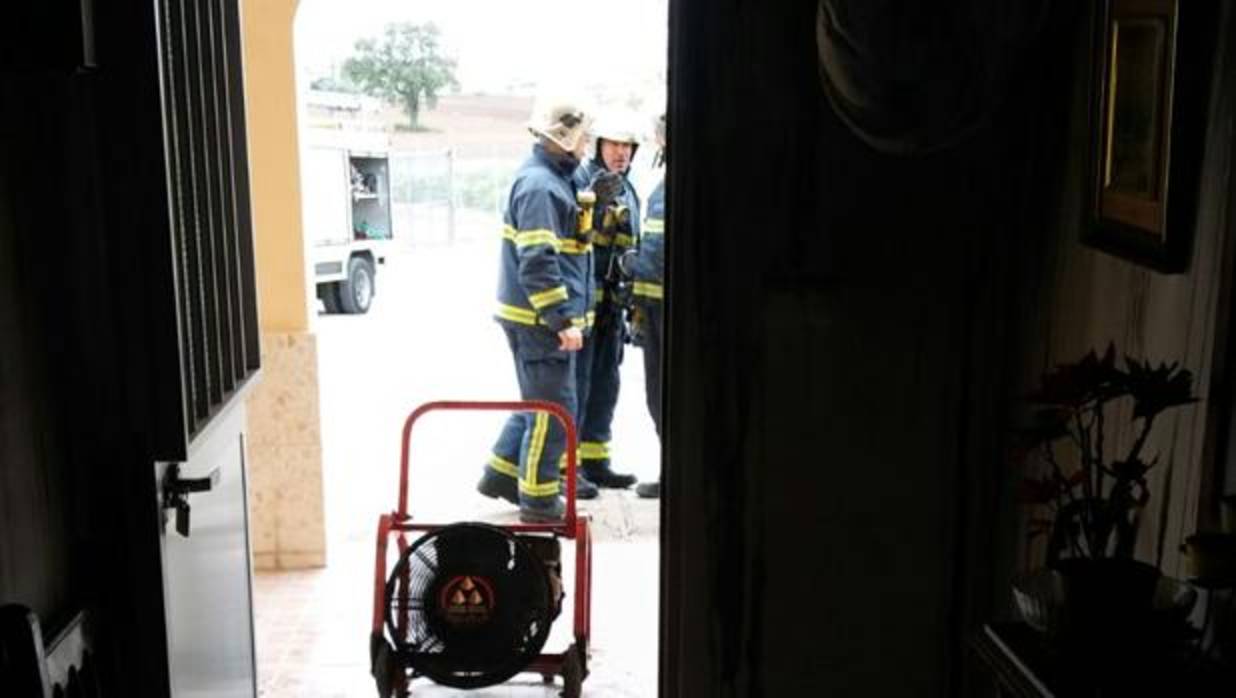 Los bomberos tuvieron que ventilar la vivienda.