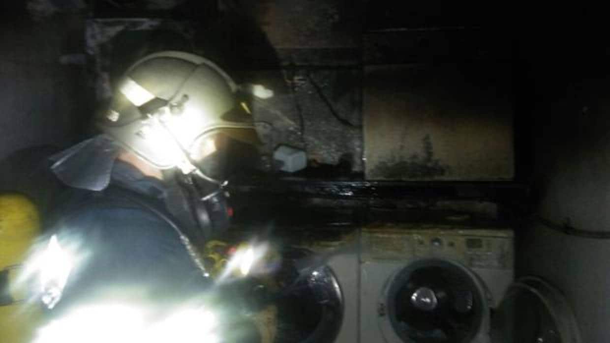 Los bomberos extinguen un incendio en la lavandería de un hostal en Tarifa