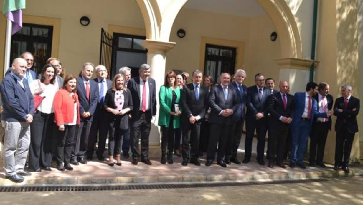 Foto de familia de los participantes en la comisión mixta Congreso-Senado para la Unión Europea.