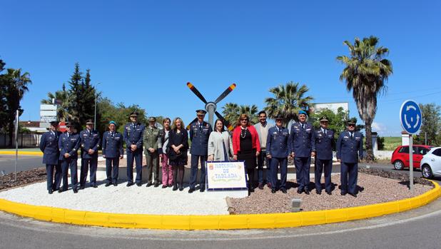 Espartinas inaugura una rotonda en homenaje al Acuartelamiento Aéreo de Tablada