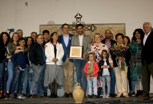 Juan de Dios Doblado, en el centro, junto a familiares, autoridades municipales y trabajadores de COPE Radio Lebrija