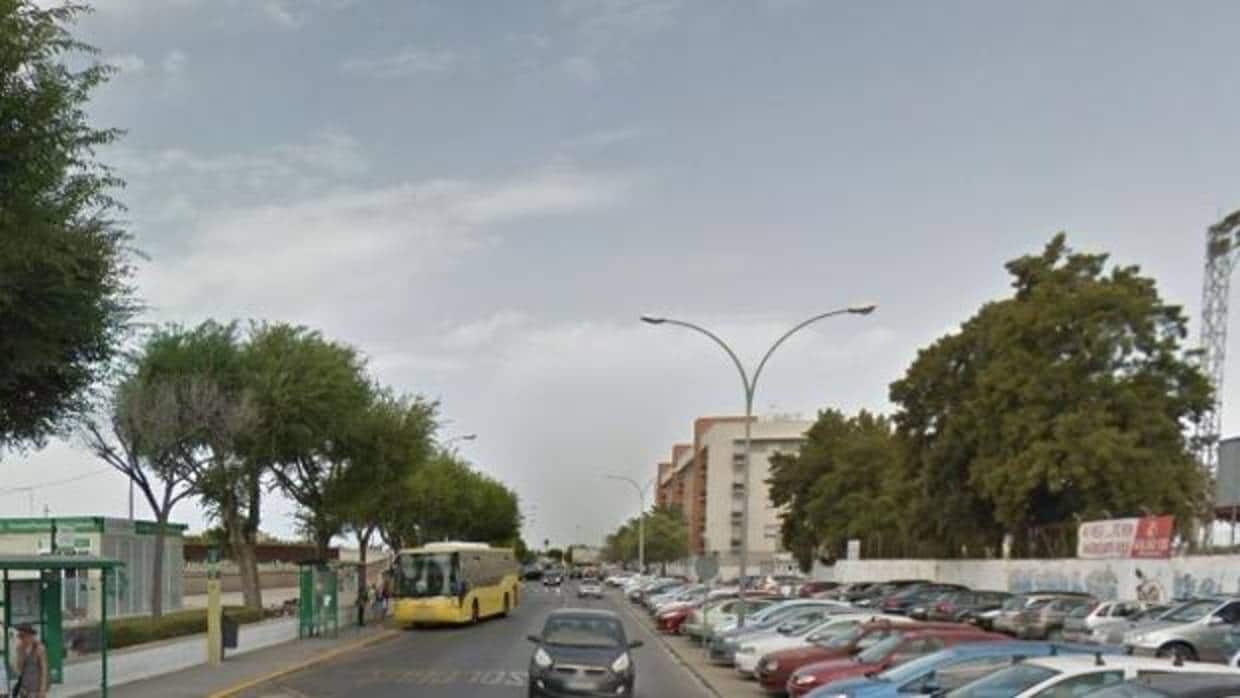 Herida una mujer tras chocar un autobús urbano con la marquesina de una parada en Chiclana