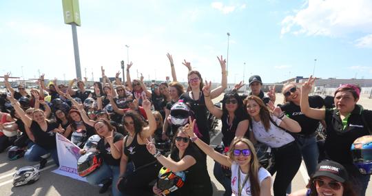 Grupo de moteras mujeres reunidas en Jerez.