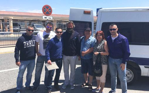 Schmolka, junto a sus familiares y los policías y el bombero que le trasladaron, en el aeropuerto de Málaga.