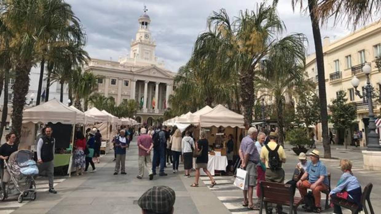 Decenas de cruceristas, hoy por las calles del casco histórico de Cádiz