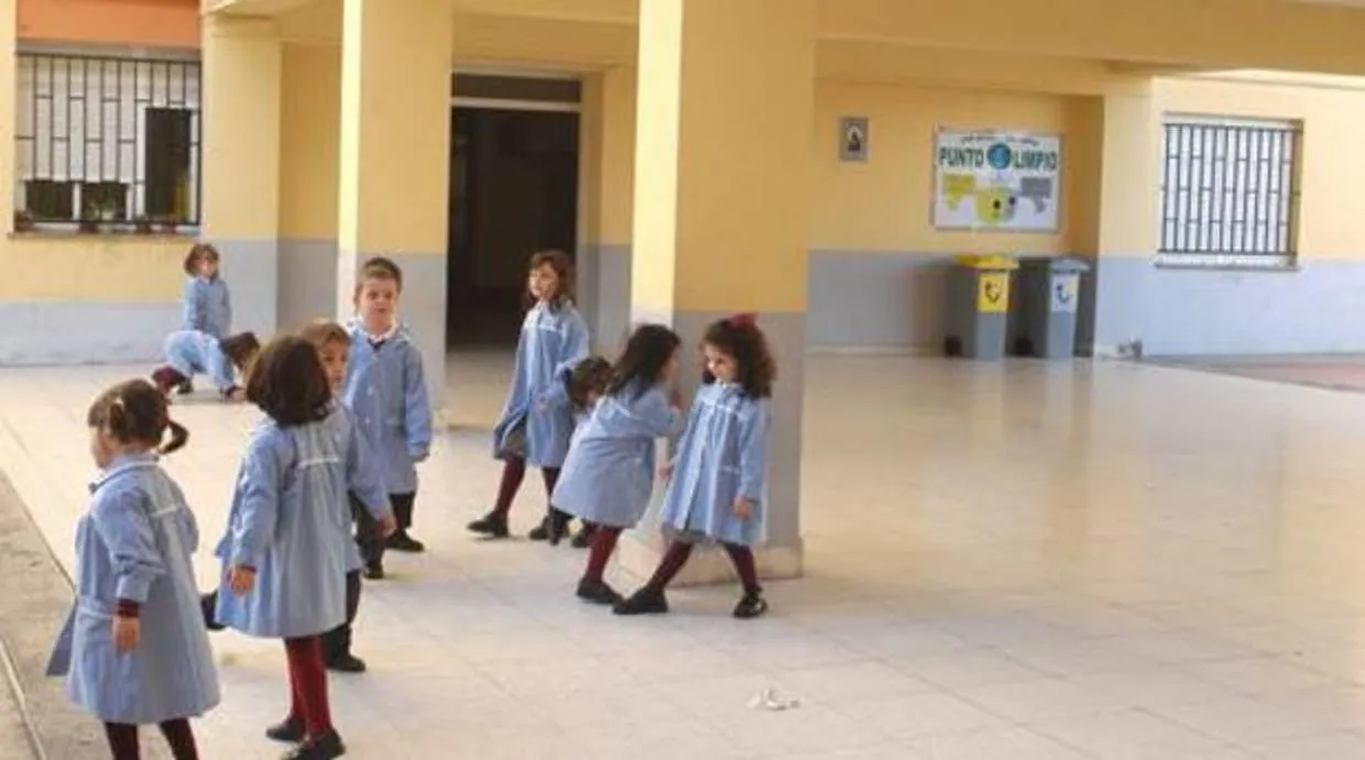 Un grupo de niños juega en un colegio de Cádiz