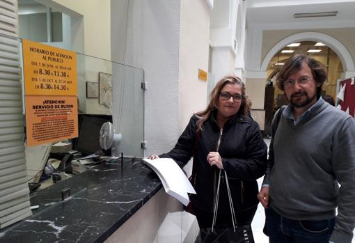Carmen Izquierdo y Manuel Navarro entregan en registro del Ayuntamiento la solicitud del título de Hijo Adoptivo.