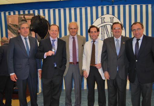 La junta directiva del Casino Nacional: Jaime Pemán, Antonio Camacho, Paco Mora-Figueroa, Álvaro López de Carrizosa, Alfonso Pérez-Barbadillo y Rafael Coveñas