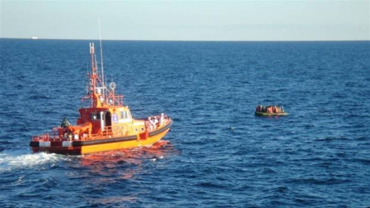 Rescatan a 41 subsaharianos de cuatro pateras y buscan una quinta al suroeste de Tarifa