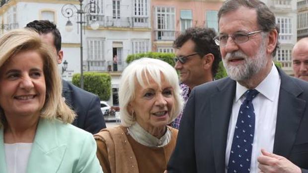 Fátima Báñez, Teófila Martínez y Mariano Rajoy