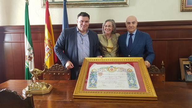 Morón de la Frontera homenajea al autor de la escultura del Gallo con un cuadro para su familia