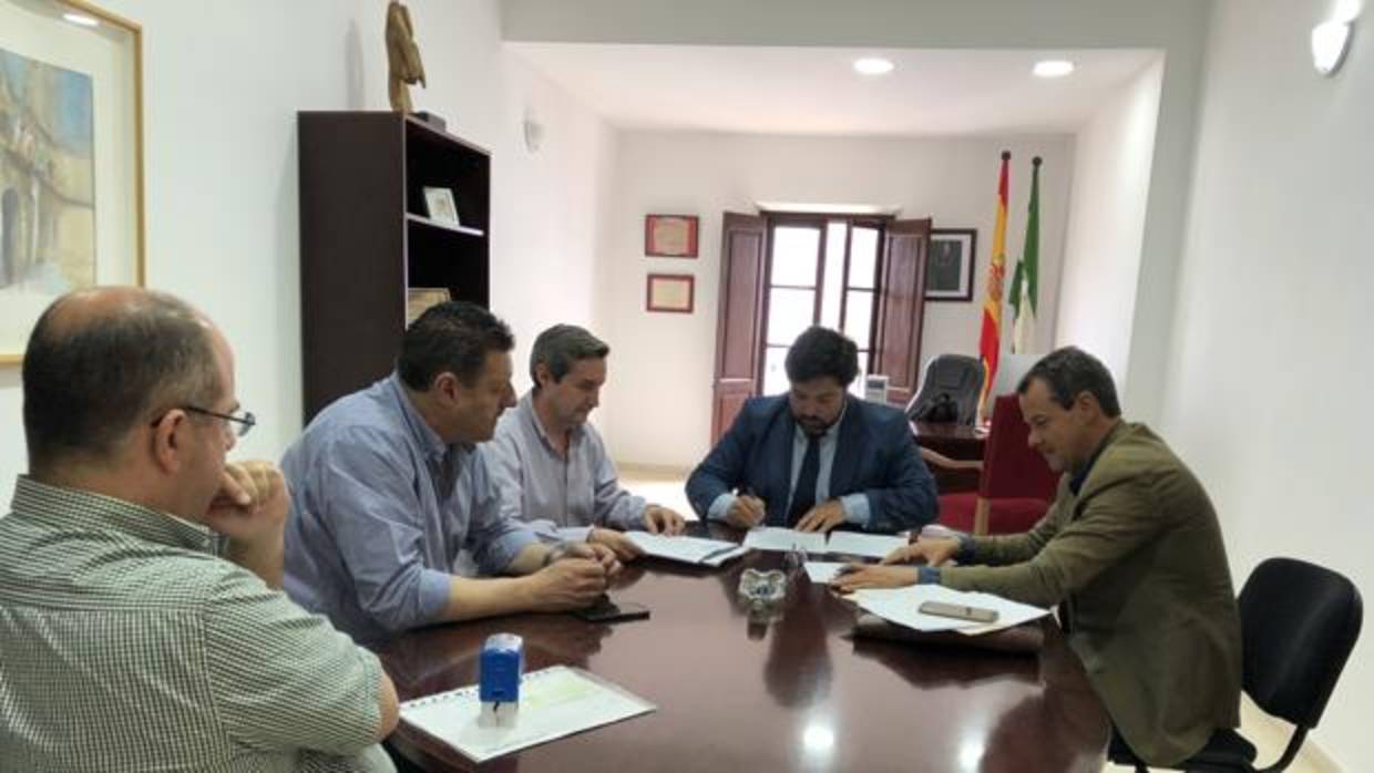 El alcalde Antonio Enamorado firma el acuerdo con Urbaser para poner fin al contenciso iniciado contra el Ayuntamiento