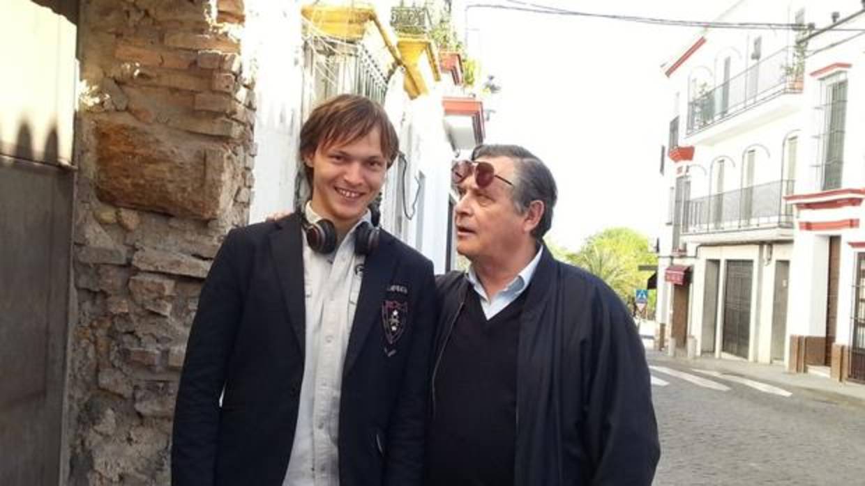 El padre de Azat, Juan Carlos, durante una visita junto a su hijo al municipio de Carmona