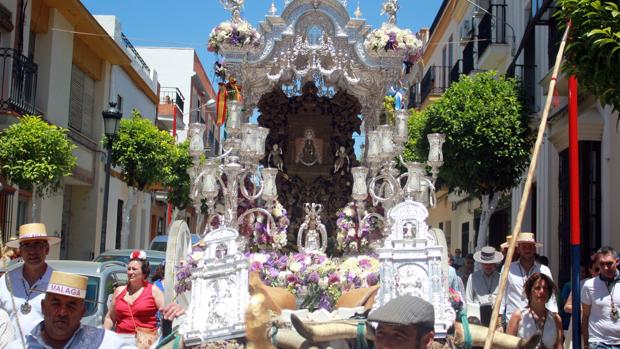 Hermandad de El Rocío de Málaga a su paso por La Puebla del Río