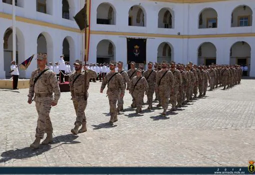 Desfile de la fuerza expedicionaria que parte a Mali.