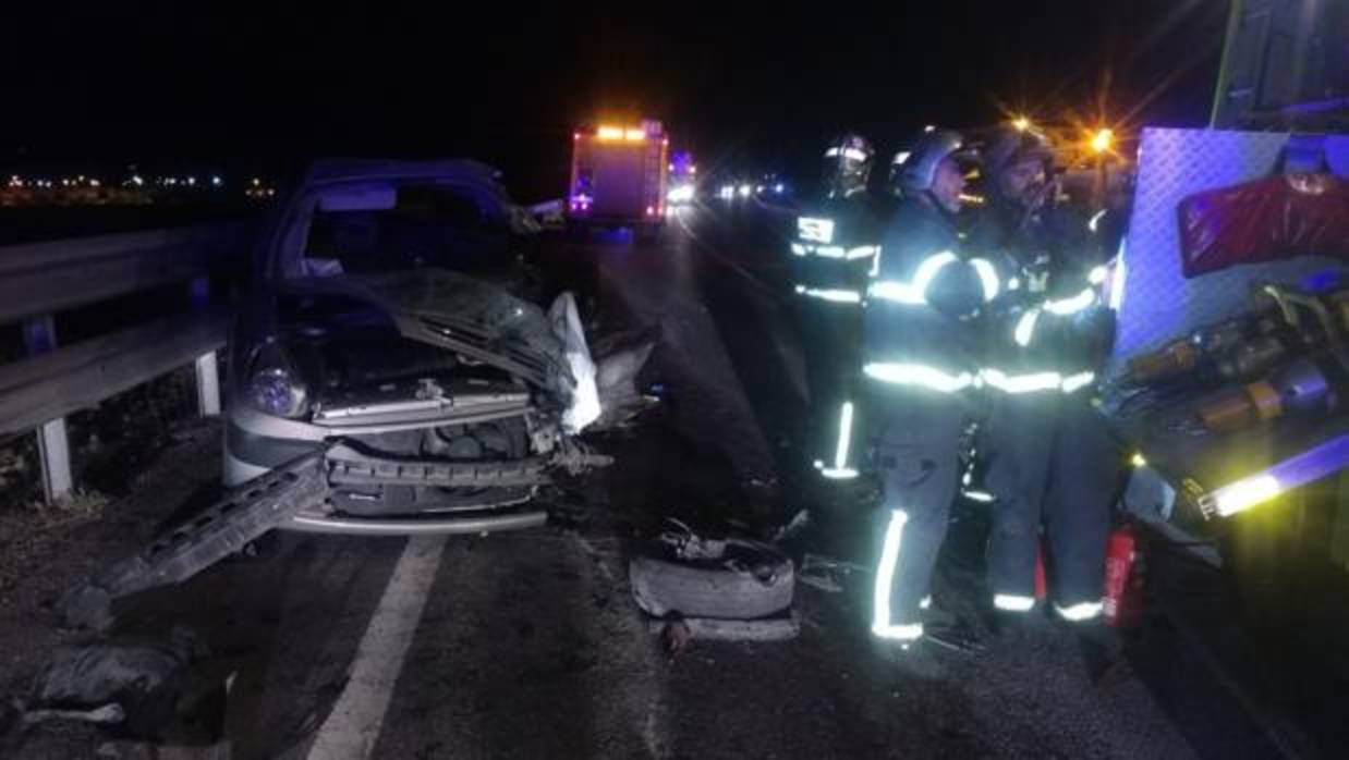 Una furgoneta y un turismo chocan frontalmente en la carretera N-349 de Jerez