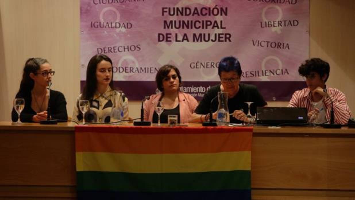 La contertulias, ayer en la Fundación de la Mujer junto a la concejala Ana Camelo