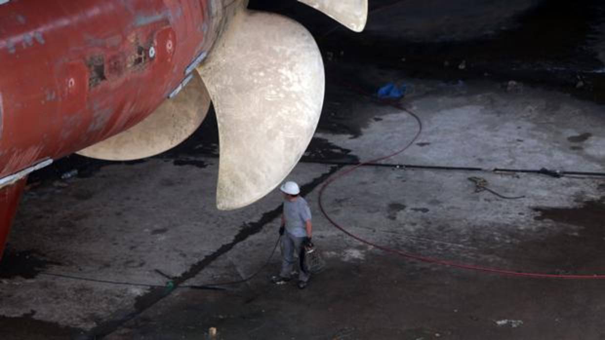 Dique cuatro del astillero de Cádiz donde se repara un crucero