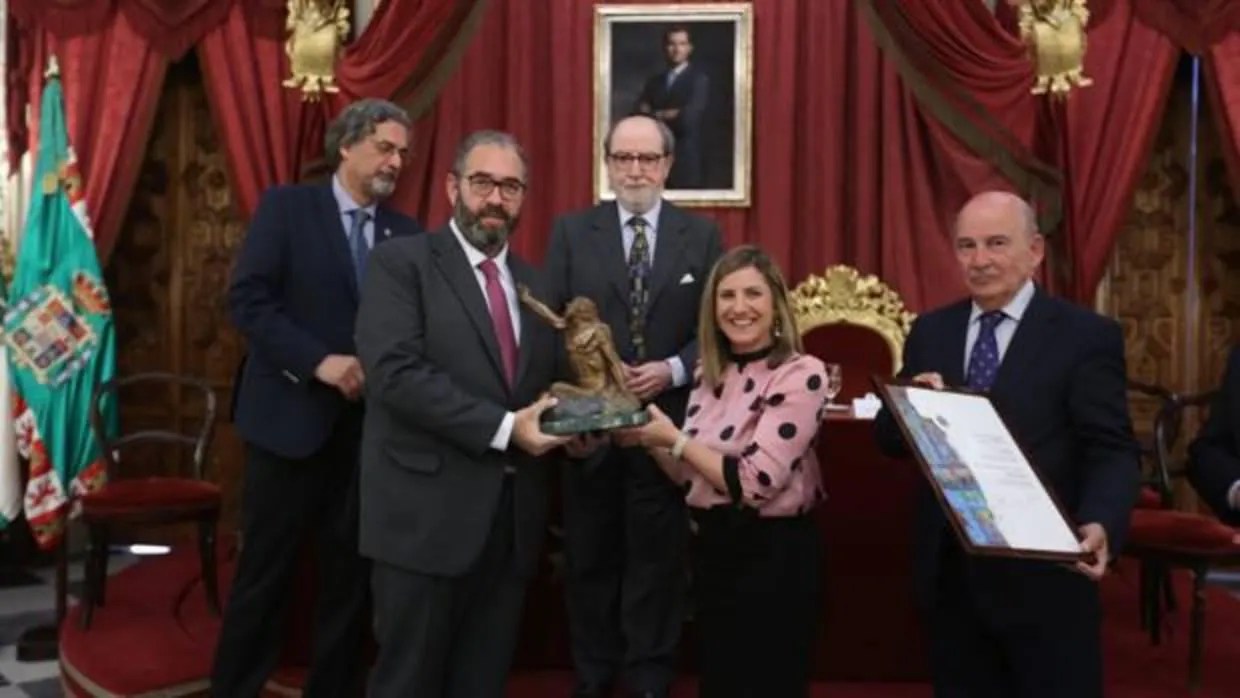 Antonio Hernández-Rodicio recibe el 14 Premio Gaditano de Ley llamando a mirar más «hacia afuera»