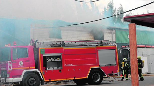 Grave incendio en una empresa de Morón de la Frontera