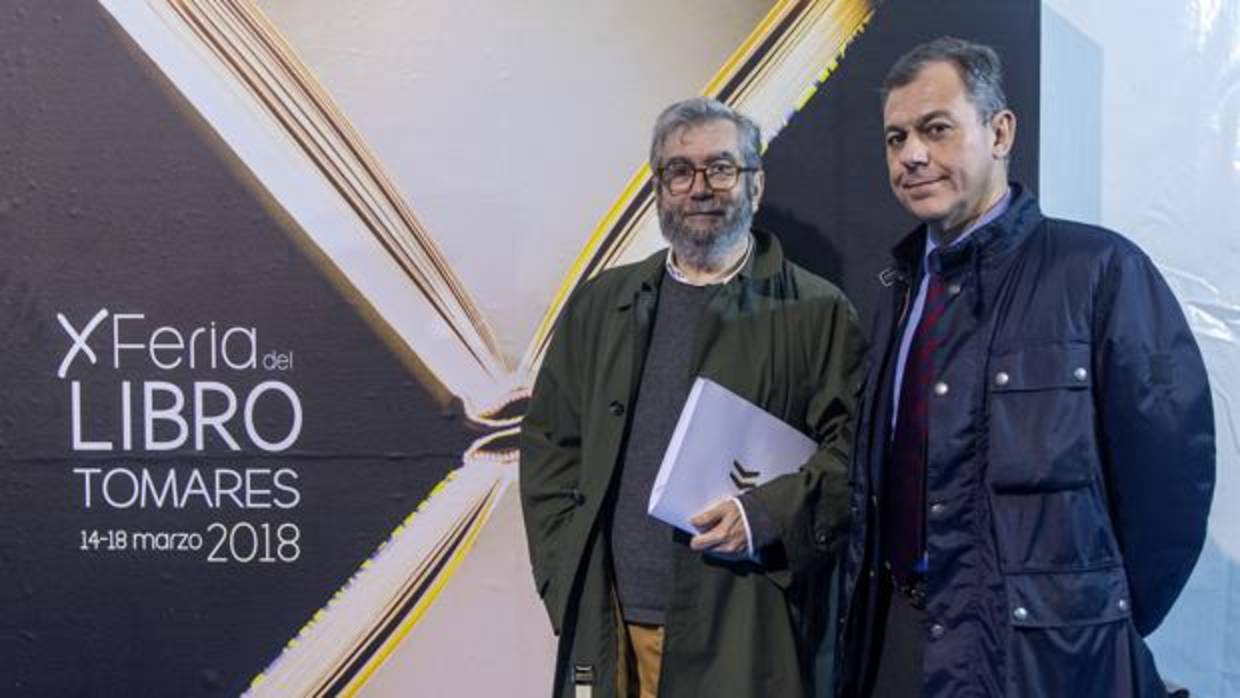 El alcalde de Tomares, José Luis Sanz, junto con el escritor Antonio Muñoz Molina en la Feria del Libro