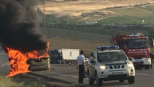 Espectacular incendio del autobús que trasladaba a 50 estudiantes de La Campana hacia Carmona