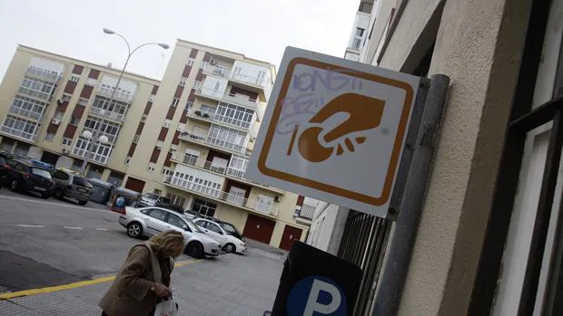 Ayuntamiento y vecinos pactan ampliar las plazas de aparcamiento en zona naranja en Cádiz