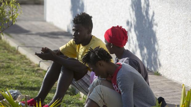 Varios inmigrantes que llegaron esta semana, en El Puerto de Santa María.