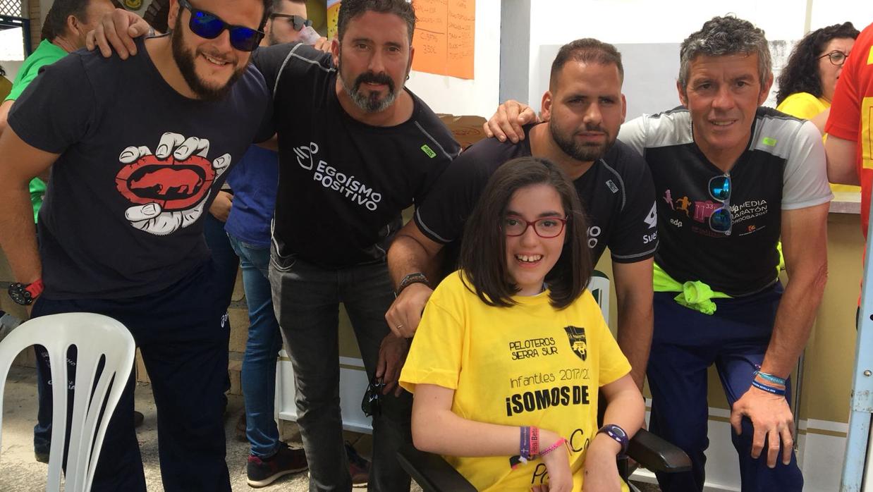 Con camiseta amarilla, Paula, la primera niña de Andalucía diagnosticada con ELA