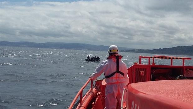 Rescatados 39 inmigrantes que intentaban cruzar el Estrecho