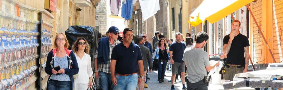 Decenas de personas pasean por la calle Sopranis de Cádiz, preparada para el rodaje de 'The Rhythm Section'